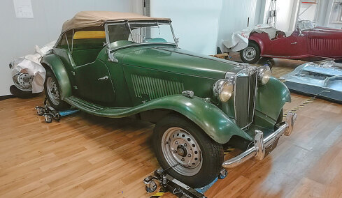 Δέκα βασιλικά αυτοκίνητα αναπαλαιώθηκαν: Η ιστορία των 4 Rols Royce και τα FIATάκια με τα ψάθινα καθίσματα