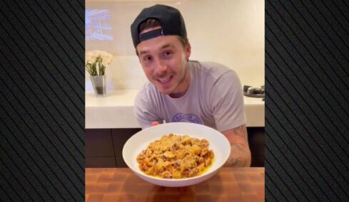 Ο Μπρούκλιν Μπέκαμ μαγείρεψε σπαγγέτι μπολονέζ χωρίς... σπαγγέτι και τα «άκουσε»