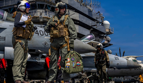 Ο Τραμπ απειλεί να χτυπήσει το Ιράν χωρίς σαφή στρατηγική: Οι διαφορές με το Ιράκ το 2003 και το Δόγμα Πάουελ