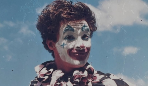 Χιου Τζάκμαν: Όταν ο ηθοποιός δούλευε ως κλόουν, η φωτογραφία που δημοσίευσε
