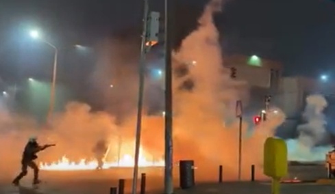 Επεισόδια στο κέντρο της Θεσσαλονίκης με μολότοφ εναντίον των ΜΑΤ, δείτε βίντεο 