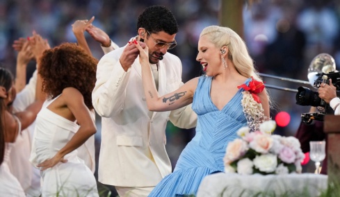 Super Bowl LX: Bad Bunny με πολιτικά μηνύματα, λάτιν υπερθέαμα και Lady Gaga στο halftime show, δείτε βίντεο