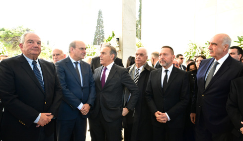 Άννα Ψαρούδα-Μπενάκη: Στο Α΄ Νεκροταφείο η κηδεία της, δείτε βίντεο και φωτογραφίες
