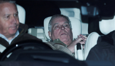 Αφέθηκε ελεύθερος ο Άντριου - Σοκαρισμένος φεύγει από το Τμήμα, δείτε τις πρώτες φωτογραφίες του έκπτωτου πρίγκιπα μετά τη σύλληψη