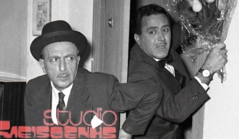 Ο Βασίλης Λογοθετίδης σε μία αδημοσίευτη φωτογραφία από παράσταση του 1958