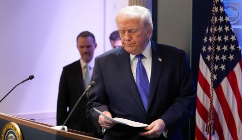 Μετωπική Τραμπ με το Ανώτατο Δικαστήριο: Παγκόσμιος δασμός 10%, η επόμενη ημέρα της απόφασης και η «ντρίμπλα» του Αμερικανού προέδρου