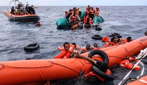 Πέντε πτώματα μεταναστών ξεβράστηκαν σε παραλία της Λιβυής, φόβοι για περισσότερους νεκρούς 