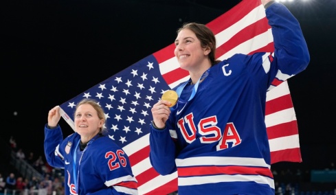 Βίντεο: Η αρχηγός της «χρυσής» γυναικείας ομάδας χόκεϊ των ΗΠΑ χαρακτήρισε «κακόγουστο αστείο» την πρόσκληση Τραμπ στον Λευκό Οίκο 