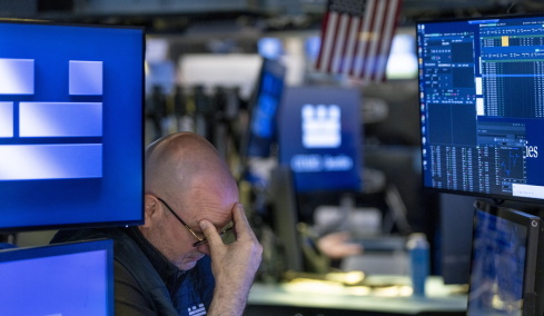 «Μαζεύει» τις απώλειες η Wall Street - Βουτιά 1.100 μονάδων νωρίτερα για τον Dow Jones