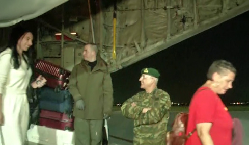 Στην Ελευσίνα το C-130 με 91 Ελληνες που επαναπατρίστηκαν από το Άμπου Ντάμπι