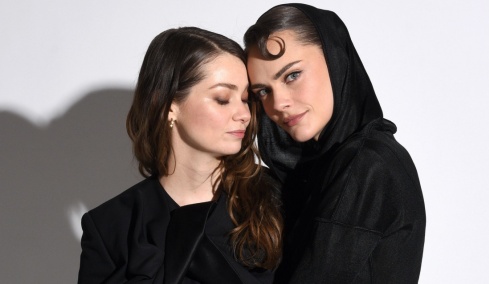 Ερωτευμένη η Κάρα Ντελεβίν, η σπάνια κοινή εμφάνιση με τη σύντροφό της