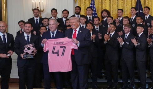 Ο Τραμπ υποδέχθηκε τον Μέσι και την Ίντερ Μαϊάμι στον Λευκό Οίκο:  Η αντίδραση του Αργεντινού όταν άκουσε για Ρονάλντο, δείτε βίντεο 