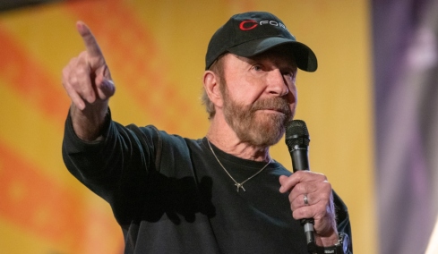 Τσακ Νόρις: Ο βετεράνος κινηματογραφικός κομάντο, οι πολεμικές τέχνες και τα ανέκδοτα που τον έκαναν θρύλο