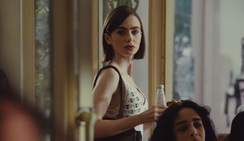 Λίλι Κόλινς: Οι βόλτες της στα Πετράλωνα, αυτό είναι το βίντεο από τα γυρίσματα στην Αθήνα για διαφημιστική καμπάνια
