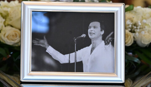 Συγγενείς και φίλοι αποχαιρετούν τον Γιώργο Μαρίνο στο κοιμητήριο Βούλας, δείτε φωτογραφίες και βίντεο