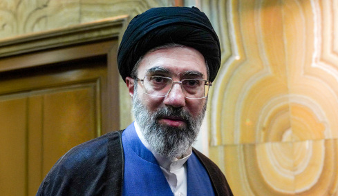 Ο Μοτζτάμπα Χαμενεΐ μεταφέρθηκε για χειρουργείο στη Μόσχα, λέει η Daily Mail, επικαλούμενη κουβεϊτιανά ΜΜΕ