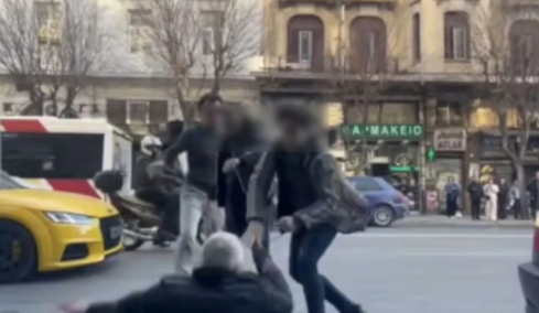 Οδηγός του ΟΑΣΘ βγήκε από το λεωφορείο και έπαιξε ξύλο με άλλον οδηγό που τον είχε μπλοκάρει, δείτε βίντεο 