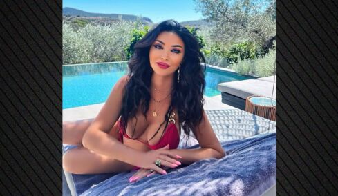 Οι πόζες της Πόπης Μαλλιωτάκη με μπικίνι στην πισίνα: Με το καλοκαιράκι να πλησιάζει, γράφει