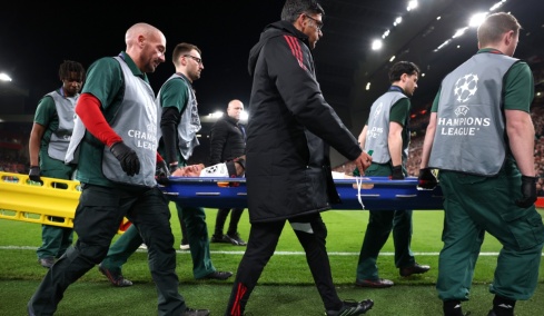 «Πάγωσε» το Άνφιλντ από τον σοβαρό τραυματισμό του Νόα Λανγκ, δείτε βίντεο  