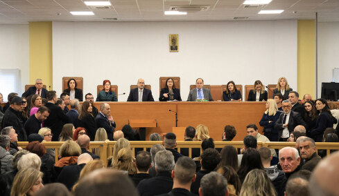 H δικαστική αίθουσα των Τεμπών που ζητείται να αλλάξει, έχει 450 θέσεις, είναι η μεγαλύτερη στη χώρα, λέει το υπουργείο Δικαιοσύνης 