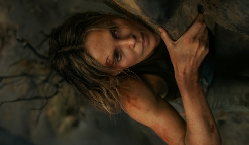 Η Σαρλίζ Θερόν έρχεται αντιμέτωπη με έναν εφιάλτη στην άγρια φύση της Αυστραλίας στο θρίλερ «Apex»