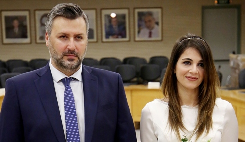 Όταν τα εν οίκω γίνονται εν δήμω: Ο Γιάννης Καλλιάνος από τα δάκρυα για τον πατέρα του, στην αποβολή της συζύγου του