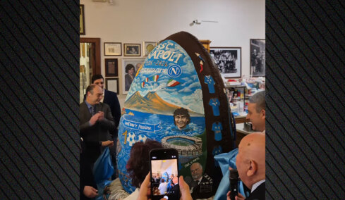 Οι Ναπολιτάνοι έφτιαξαν σοκολατένιο αυγό 350 κιλών και ύψους 2,5 μέτρων για να γιορτάσουν τα 100 χρόνια της Νάπολι, βίντεο