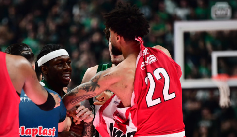 Επεισόδιο μεταξύ Ναν και Ντόρσεϊ που αποβλήθηκαν: Ενεπλάκη και ο Λεσόρ, με σκισμένη φανέλα ο γκαρντ του Ολυμπιακού, βίντεο