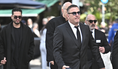 Ποιοι επώνυμοι δίνουν το παρών στο λαϊκό προσκύνημα για τη Μαρινέλλα, δείτε βίντεο και φωτογραφίες