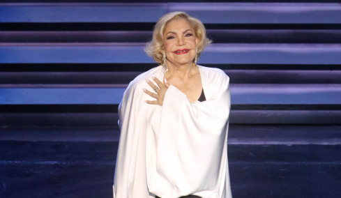 Στο νεκροταφείο Κηφισιάς, σε στενό κύκλο και υπό τους ήχους των αγαπημένων της τραγουδιών, έπεσε η αυλαία για τη Μαρινέλλα