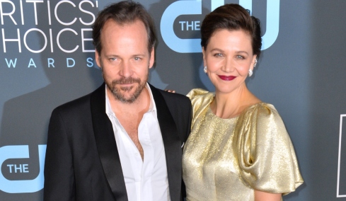 Η Μάγκι Τζίλενχαλ περιέγραψε πώς ένιωσε σκηνοθετώντας τον σύζυγό της σε ερωτική σκηνή με την Τζέσι Μπάκλεϊ
