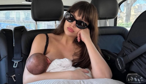 Ούρσουλα Κορμπερό: Η στιγμή που θηλάζει τον γιο της, δείτε τη φωτογραφία