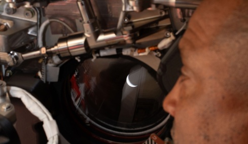 «Χιούστον, Integrity, έλεγχος επικοινωνίας»: Επανασύνδεση του Orion με τη Γη μετά από 40 λεπτά «σιωπής» πίσω από τη Σελήνη, δείτε βίντεο 