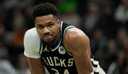  Τι τρέχει με τον Αντετοκούνμπο και τους Μπακς: Το συμβόλαιο, ο τραυματισμός και το μέλλον του Έλληνα σταρ στο NBA 