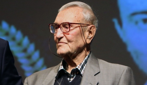 Γιάννης Βογιατζής: Φοβάμαι ότι δεν θα μπορέσω να ανέβω ξανά στη σκηνή του θεάτρου, λέει ο ηθοποιός που έκλεισε τα 100 