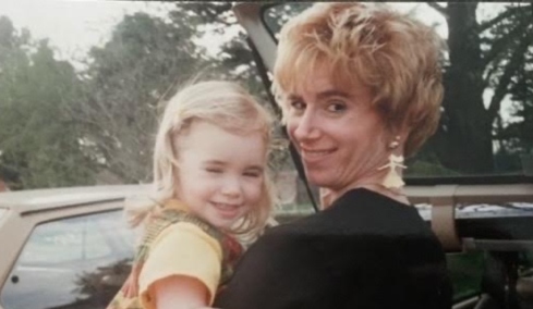 Λίλι Κόλινς: Η φωτογραφία από την παιδική της ηλικία στην αγκαλιά της μητέρας της