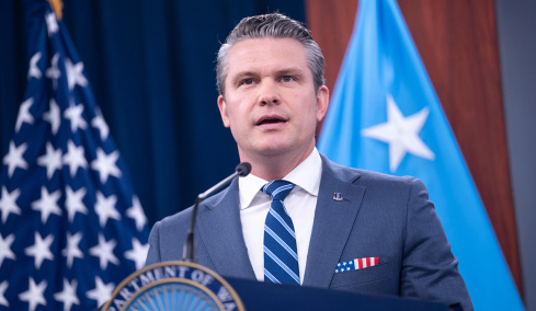 Προσευχή από το... Pulp Fiction διάβασε στο Πεντάγωνο ο Χέγκσεθ
