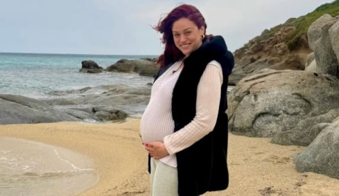 Η Μπάγια Αντωνοπούλου ποζάρει με φουσκωμένη κοιλιά με φόντο τη θάλασσα