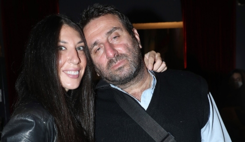 Ηλίας Βαλάσης: Είμαι ερωτευμένος με τη γυναίκα μου και τη λατρεύω, τα έχω αφήσει όλα πάνω της