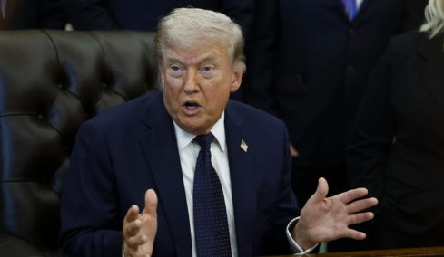 «Καταλαβαίνουν μόνο με βόμβες, είναι στα πρόθυρα κατάρρευσης»: Ο Τραμπ δεν θέλει νέες συγκρούσεις με το Ιράν, όμως το «ψυχροπολεμικό» κλίμα τον ανησυχεί