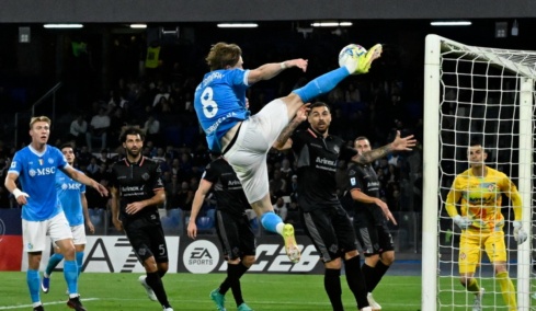 Serie A, Νάπολι – Κρεμονέζε 4-0: Εμφατική νίκη και άνοδος στη δεύτερη θέση, δείτε τα γκολ 