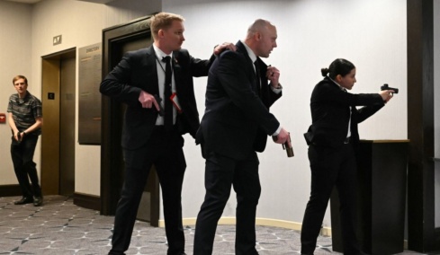 Συναγερμός στην Ουάσινγκτον: Απομακρύνθηκε από δείπνο ο Τραμπ μετά από πυροβολισμούς, νεκρός ο δράστης, δείτε βίντεο και φωτογραφίες