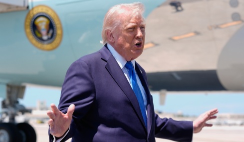 Τραμπ μετά την ακύρωση της αποστολής στο Πακιστάν για τις συνομιλίες με Ιράν: «Έχουμε όλα τα χαρτιά, αν θέλουν να μιλήσουν ας τηλεφωνήσουν»  