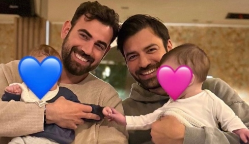 O Ανδρέας Γεωργίου και ο Νίκος Πολυδερόπουλος ποζάρουν μαζί, κρατώντας αγκαλιά τα παιδιά τους