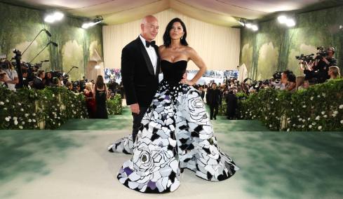 Πώς Μπέζος και Σάντσεθ μετέτρεψαν το Met Gala σε πεδίο μάχης ανάμεσα στην ελίτ της μόδας και τους tech billionaires