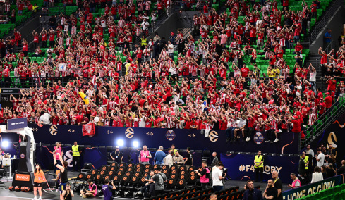 Σε ρυθμούς Final Four η Αθήνα: Δέκα χιλιάδες οπαδοί του Ολυμπιακού γεμίζουν το T-Center, βγήκαν για ζέσταμα οι παίκτες, αποθέωση για Μπαρτζώκα, δείτε βίντεο 