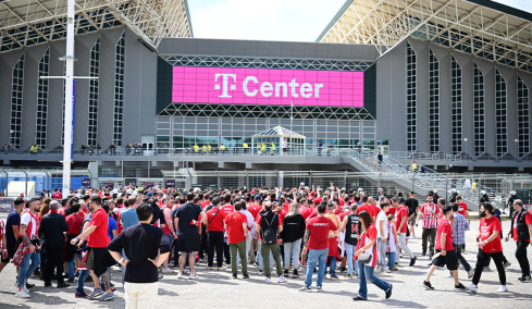 Σε ρυθμούς Final Four η Αθήνα: Χιλιάδες οπαδοί του Ολυμπιακού φτάνουν στο T-Center, στο γήπεδο η αποστολή των Πειραιωτών 
