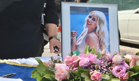 Το αντίο στη γενναία  μαχήτρια της ζωής, Γωγώ Μαστροκώστα: Ο λυγμός της μάνας της και το «σ'αγαπώ» από τον άντρα και την κόρη της
