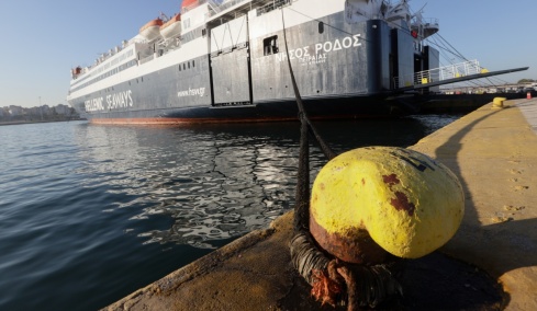 Απέπλευσε από τη Μυτιλήνη το «Νήσος Ρόδος» μετά τον τραυματισμό καβοδέτη κατά την απόδεση 
