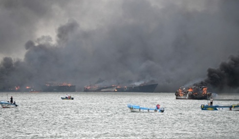 Τεράστια πυρκαγιά κατέστρεψε 35 σκάφη στο λιμάνι Μάντα του Ισημερινού, δείτε βίντεο  